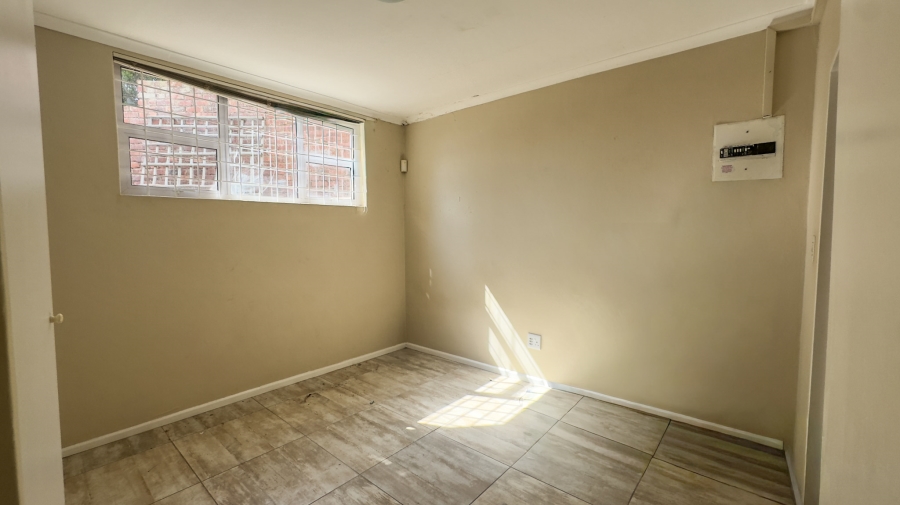 8 Bedroom Property for Sale in Middedorp Western Cape